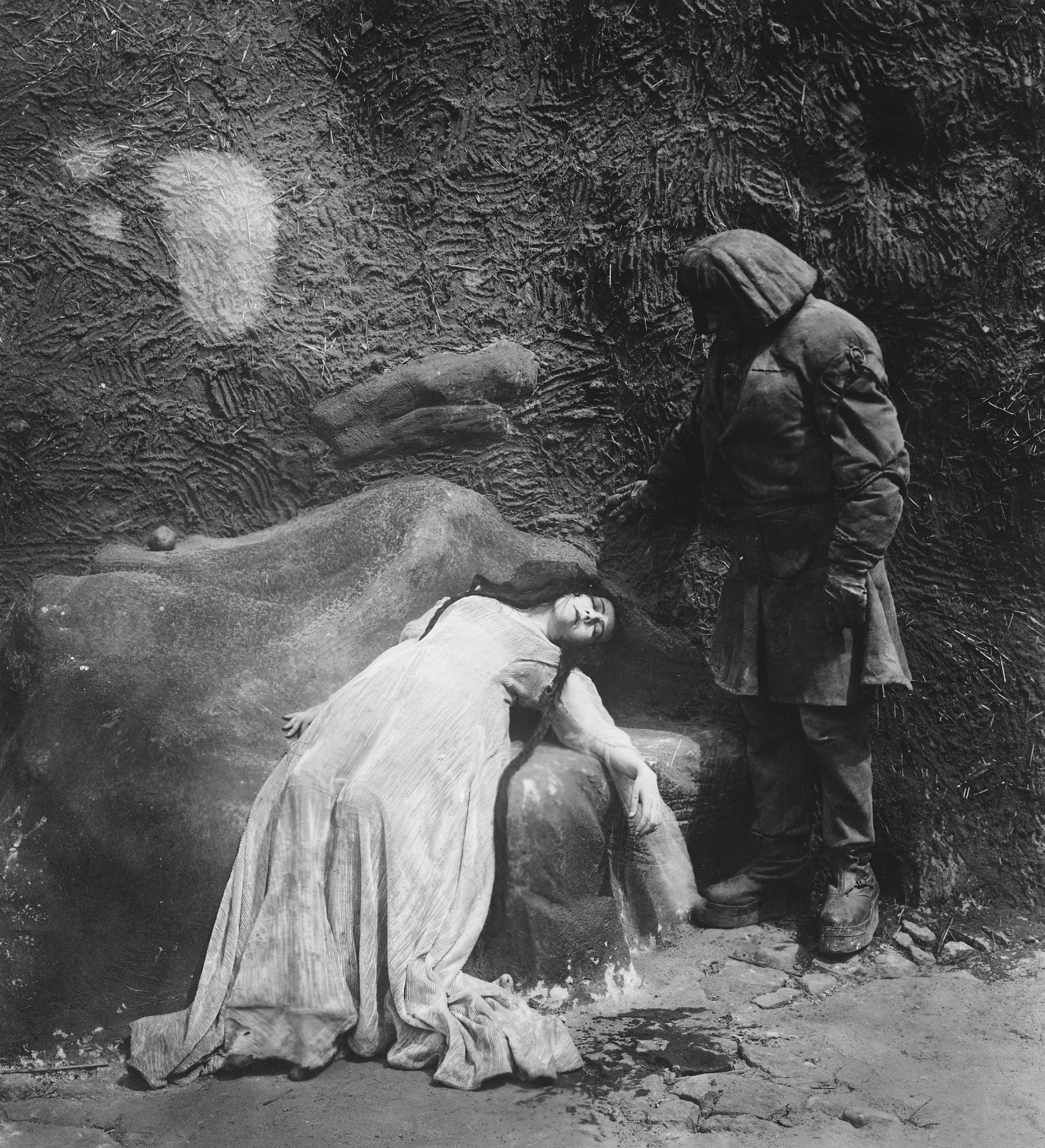 TITLE: GOLEM, WIE ER IN DIE WELT KAM, DER ¥ PERS: WEGENER, PAUL / SALMONOVA, LYDA ¥ YEAR: 1920 ¥ DIR: WEGENER, PAUL ¥ REF: GOL035AW ¥ CREDIT: [ THE KOBAL COLLECTION / UFA ]